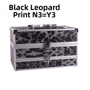 Detalle de maletín de maquillaje profesional con estampado de leopardo negro y aluminio