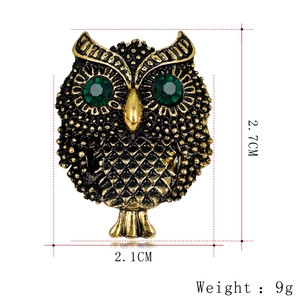 Detailed view of vintage owl brooch showing 2.7cm height and 2.1cm width dimensions