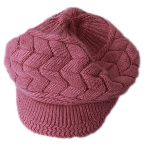 Dettaglio del cappello in maglia rosa cipria con texture in lana e fodera in pile calda
