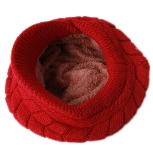 Dettaglio dello scaldacollo rosso in maglia intrecciata con morbido interno in pile