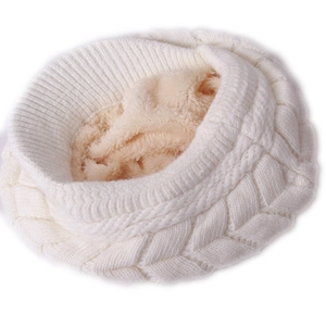 Dettaglio della sciarpa in maglia bianca con fodera in pelliccia sintetica beige