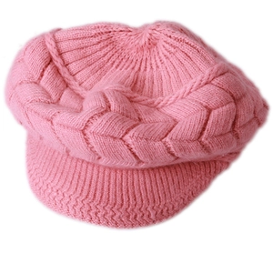 Dettaglio della trama a trecce rosa di un cappello invernale termico in pelliccia di coniglio