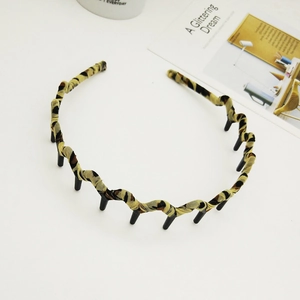 Detail of leopard print fabric headband featuring a wavy design and black non-slip teeth