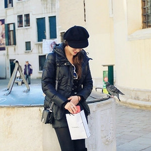 Béret octogonal noir pour femme et doudoune matelassée pour un style de rue décontracté en hiver