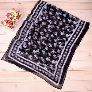 Klassischer langer Chiffonschal mit Piratenschädel-Print in Schwarz-Weiß auf Holzgrund