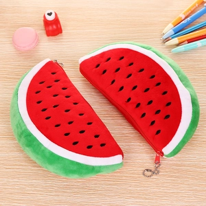 Niedliches Wassermelonen Plüsch Federmäppchen mit Reißverschluss auf Holzgrund