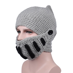 Seitenansicht der handgestrickten grauen Ritterhelm-Mütze mit beweglichem Gesichtsschutz