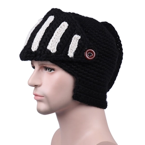 Detailansicht der handgestrickten Ritterhelm-Mütze mit dekorativen roten Knöpfen