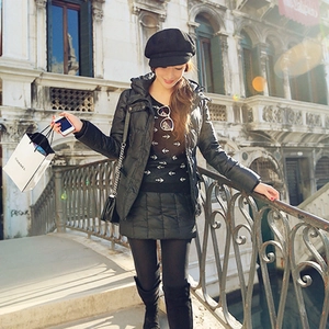 Ensemble doudoune noire matelassée et mini-jupe à capuche pour un style urbain hivernal