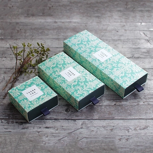 Driedelige mintgroene lade cadeauverpakking set met damastpatroon en paarse linten