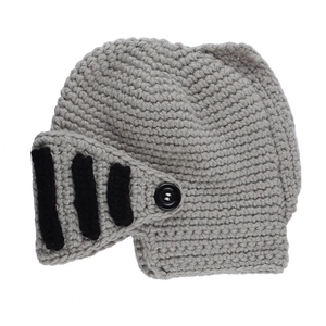 Detail der grauen Ritterhelm-Strickmütze mit Visier, schwarzer Textur und Knöpfen