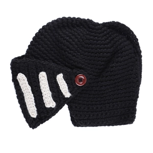 Detailansicht der handgestrickten schwarzen Rittermütze mit grauer Maske und rotem Knopf
