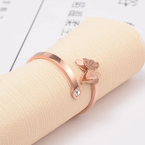 Bague ouverte papillon en or rose 14k avec ailes mates et pierre de zircone brillante
