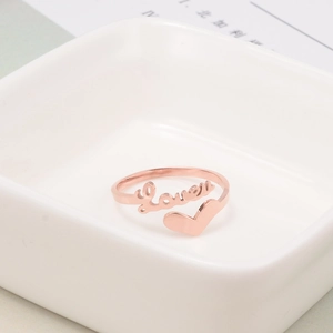 Gros plan d'une bague Lover avec cœur plaquée or rose 18 carats sur un plateau en céramique