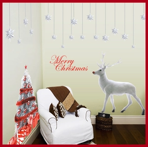 Weihnachtswandaufkleber mit Rentier und Baum Motiven in einer gemütlichen Wohnstube