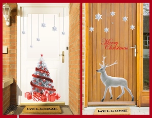 Weihnachts-Wandsticker Set mit weißem Rentier und Baum auf verschiedenen Türen