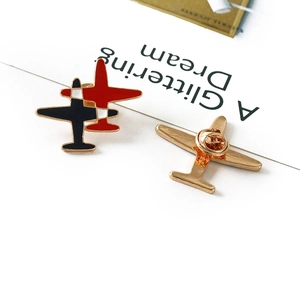 Broche avion moderne en émail métallique rouge et blanc avec finition dorée