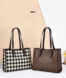 Détail de grands sacs cabas en cuir PU avec motif pied-de-poule et monogramme