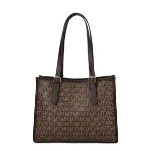 Détail du grand sac cabas en cuir marron avec imprimé lettres et anses réglables