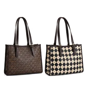Détails de grands sacs cabas avec imprimé monogramme et motif à damier classique élégant