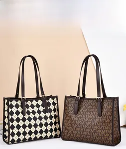 Détail comparatif du sac cabas à damier et du sac à bandoulière marron imprimé logo