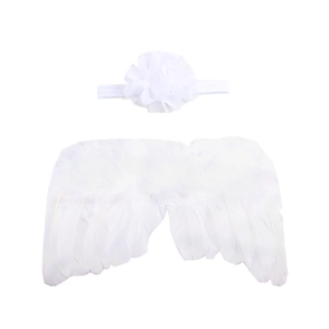 Vue détaillée des ailes d'ange en plumes blanches et bandeau fleur pour nouveau-né