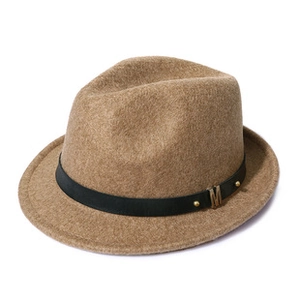 Dettaglio di cappello fedora in feltro cammello con nastro nero e fibbia metallica dorata