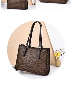 Détail du sac cabas marron vintage avec monogramme MTMK et poignées en cuir
