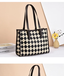 Détail du sac cabas à motif losanges avec bandoulières marron et boucles dorées