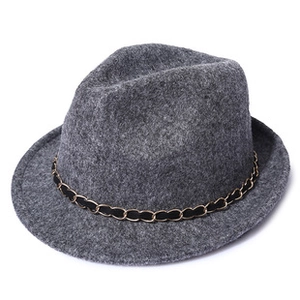 Dettaglio cappello fedora in lana grigio scuro con nastro decorativo a catena oro e nera