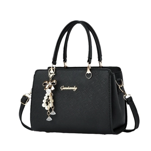 Elegante schwarze Handtasche aus Kunstleder mit Goldlogo und Perlen-Schleifen-Anhänger