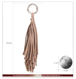 Détail du porte-clés à franges en cuir marron avec anneau argenté et échelle de taille