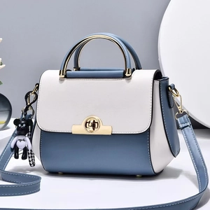 Sac bandoulière bicolore bleu et blanc pour femme avec fermoir doré et pendentif d'ours