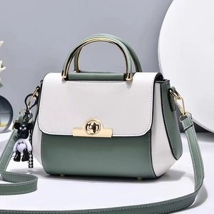 Sac bandoulière vert Morandi et blanc avec poignée en métal doré et bijou d'ours