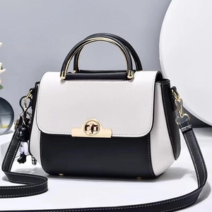 Sac À Main Bandoulière Femmes Cuir PU Poignée Métallique Fermoir Tournant Sac Épaule Mode Avec Breloque Ours