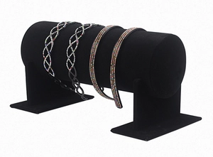 Dettaglio di cerchietti per capelli in strass e cristallo con design intrecciati e multiriga.