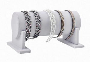 Vista dettagliata di eleganti cerchi per capelli con strass su supporto in velluto.