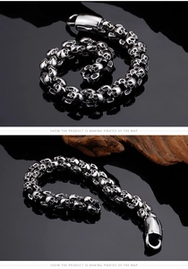 Detailansicht eines Retro-Gothic-Totenkopf-Armbands aus Titanstahl mit Karabiner