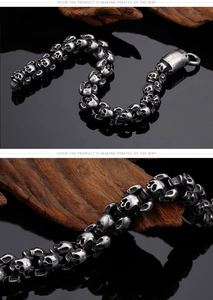 Nahaufnahme des Vintage-Edelstahl-Totenkopf-Gliederarmbands mit oxidiertem Finish