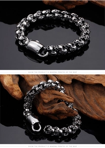 Makro-Detail des Retro-Totenkopf-Armbands mit oxidierten Edelstahlgliedern und Verschluss