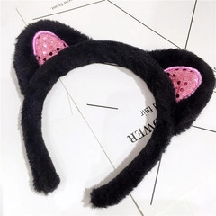 Dettaglio del cerchietto con orecchie di gatto in pizzo nero e paillettes rosa