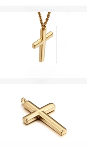 Ciondolo a croce in oro lucido con dimensioni 51x30mm e dettagli di placcatura