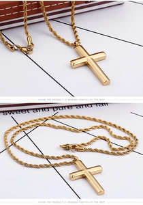 Détail macro du pendentif croix dorée polie et de la chaîne de corde torsadée sur blanc