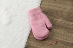 Dettaglio di muffole rosa in pelliccia di coniglio con polsini in maglia a costine