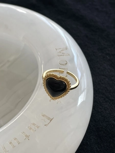 Détail de la bague en argent S925 avec cœur en onyx noir et bordure perlée