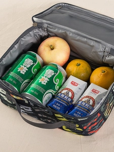 Large capacity storage detail of the blue camo oxford cloth insulated lunch bag