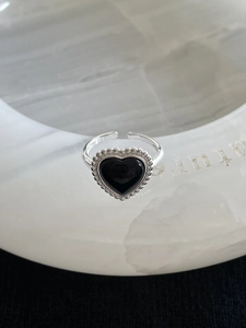Détail du poinçon S925 argent massif et pierre agate cœur noir avec bordure perlée