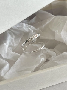 Close-up of S925 sterling silver ring featuring double-layer hammered and polished textures