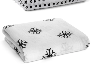 Gros plan sur des langes en mousseline avec motifs flocons et XO noirs