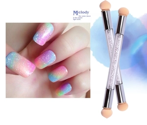 Détail du pinceau éponge nail art à double embout avec strass pour dégradés